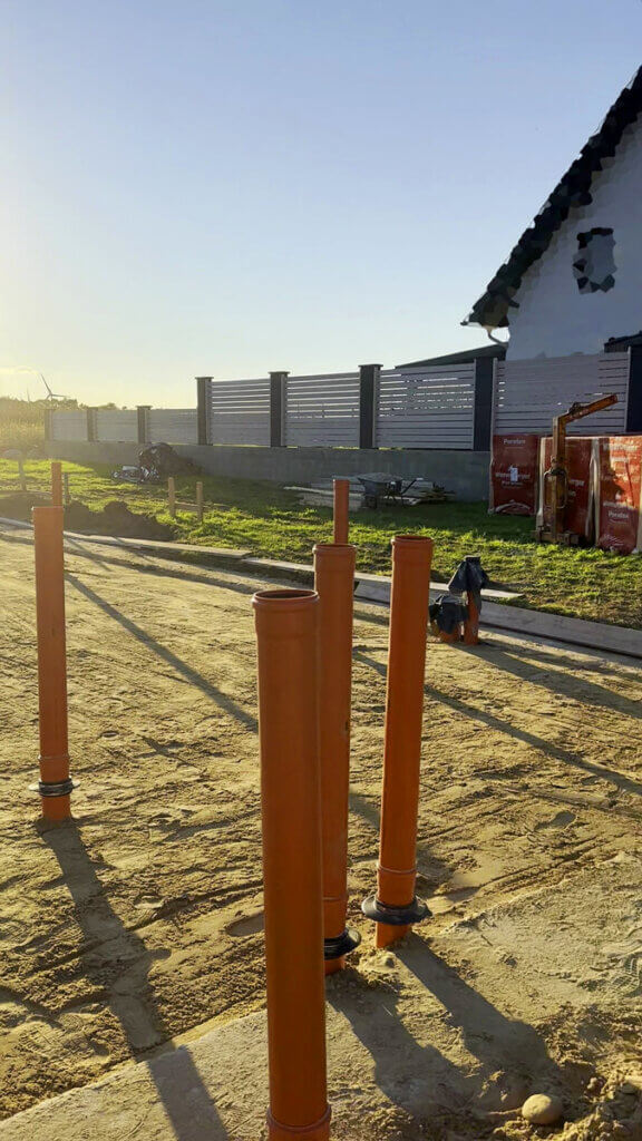 Am Tag 10 wurden die Schmutzwasserrohre installiert. Zusätzlich KG Rohre eingebaut um Dichtigkeit zu prüfen. 