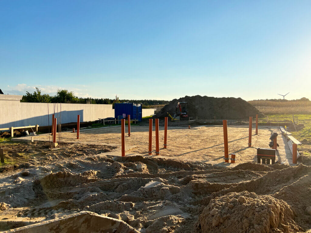 Gesamtübersicht der installierten Schmutzwasserrohre. Ostansicht im Sonnenschein. 