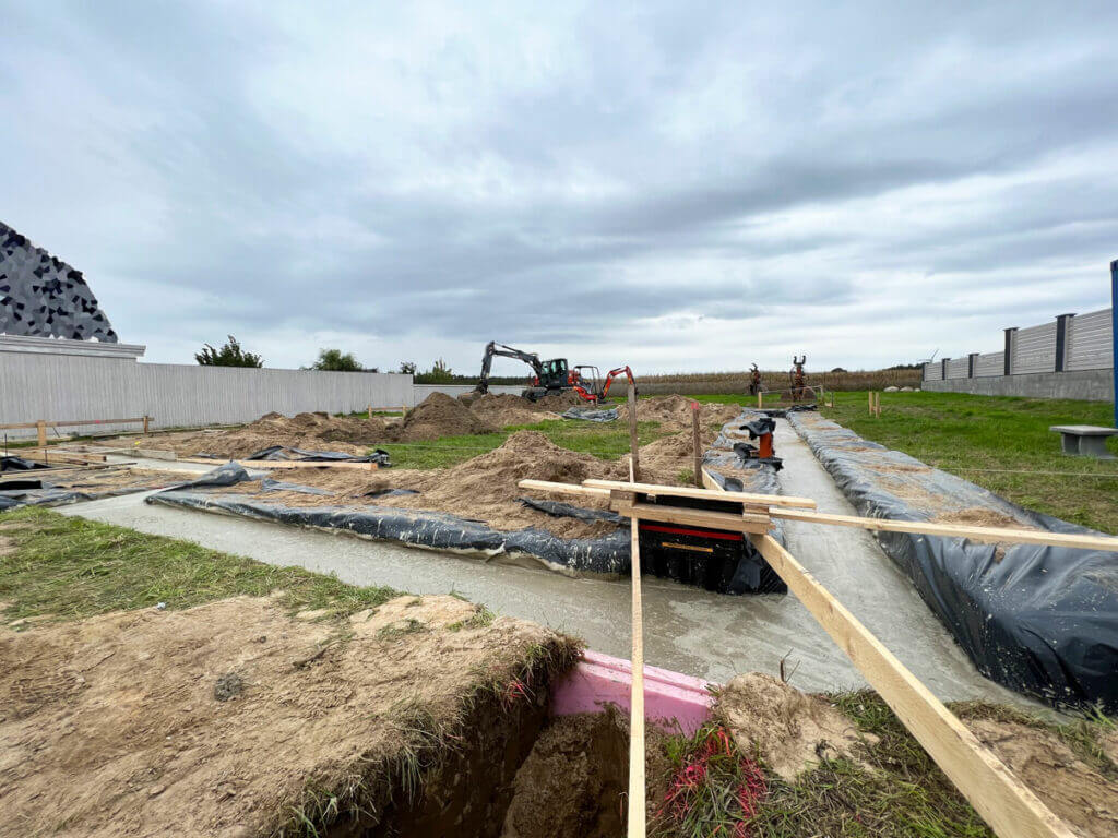 Am 6. Tag wurden die Streifenfundamente gegossen. Hier wurde die Mehrspartenhauseinführung eingearbeitet.