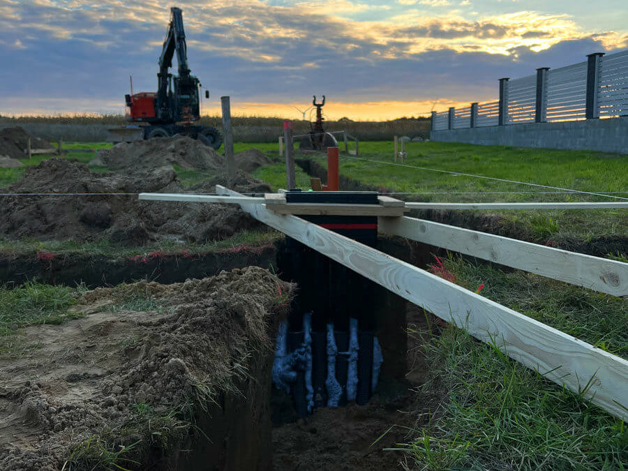 Mehrspartenhauseinführung fixiert im Bauschaum. Zusätzlich final ausgerichtet, dass der Beton gegossen werden kann. Anschlussrohre wurde auf über 8 Meter aus dem Haus geführt.