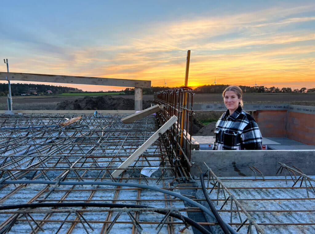 Vorbereitung für Stahlbetonträger Obergeschoss. Bewährungskorb vorbereitet und installiert. Sarah prüft die innere Ausführung des Stahlbetonträgers.