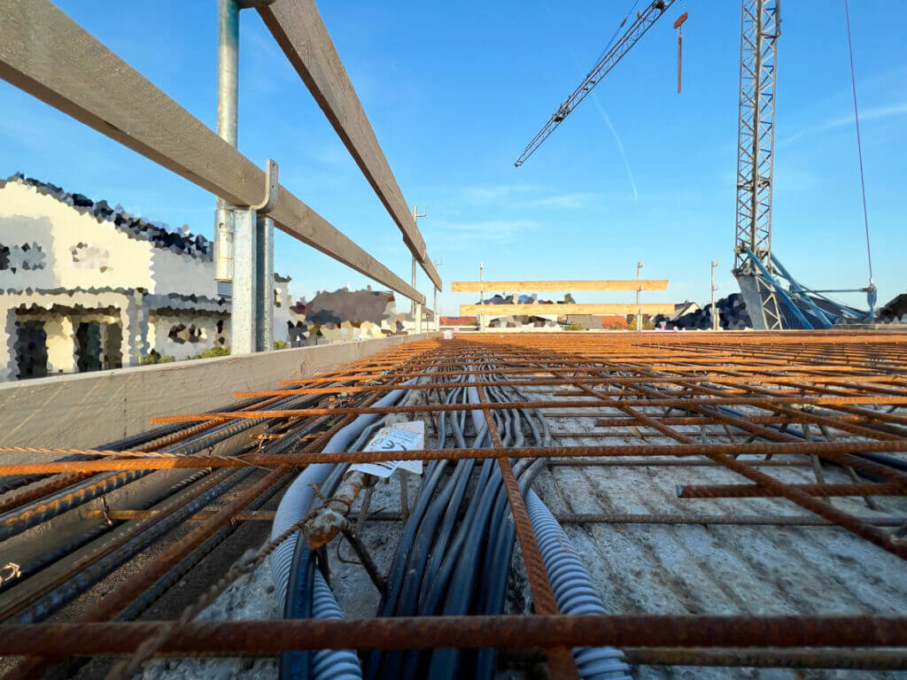 Obere Bewährungsmatten verlegt. Es sind die Stahlstäbe, welche für Stabilität im Beton sorgen. 