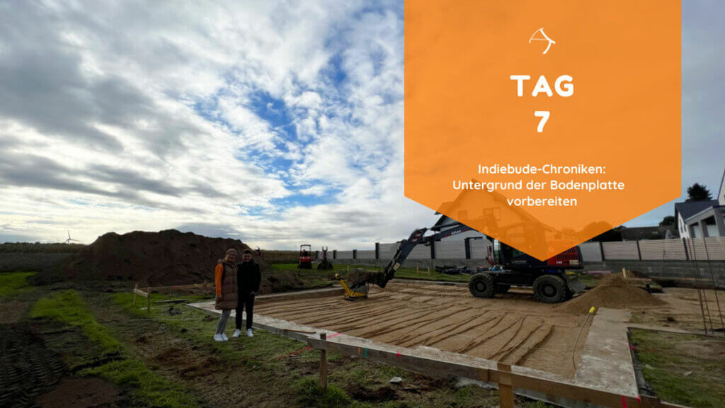 Am 7 Tag wurde der Untergrund für die Bodenplatte vorbereitet. Bauherren Sarah und Thomas stehen stolz vor den Hausumrissen.